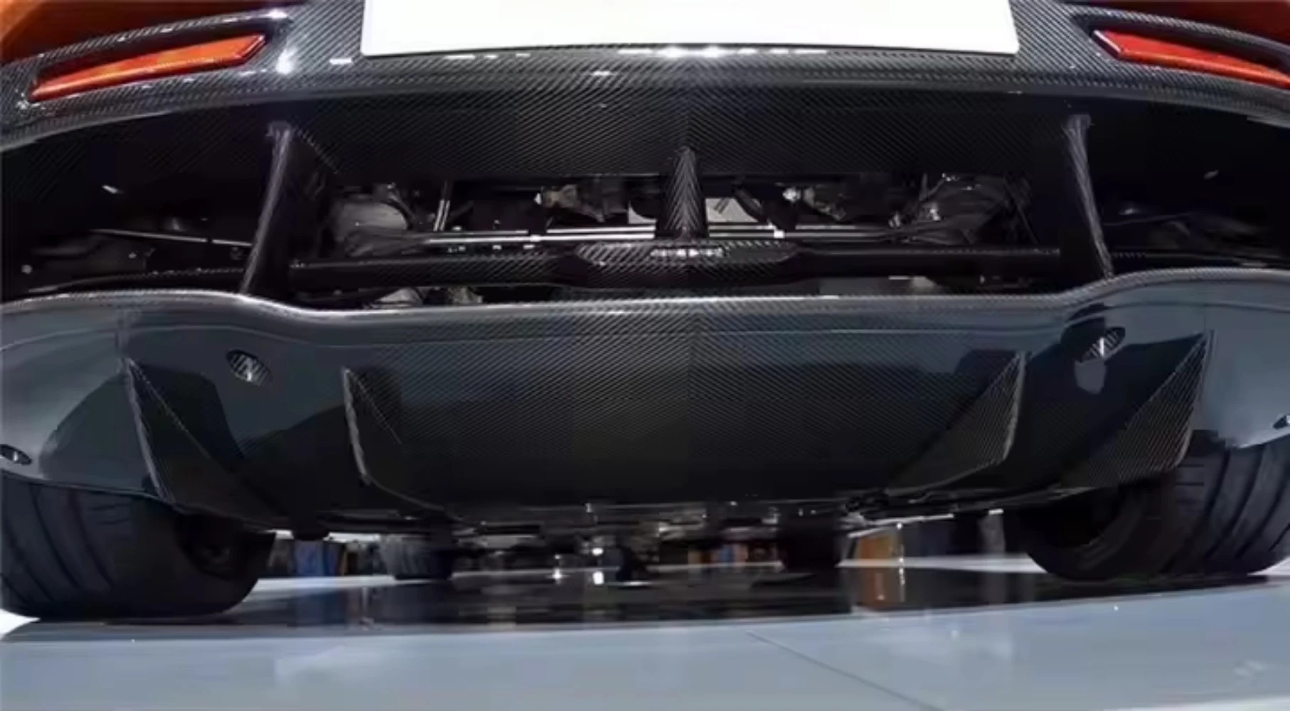 High Quality Fast Delivery Whole Sale Price Dry Carbon Fiber OEM Style Rear Diffuser Body Kits for  720S
